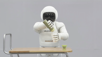 &nbsp; (Asimo sert à boire © Honda)