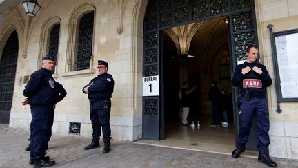 Des policiers devant un bureau de vote, le 23 avril 2017. (Photo d'illustration) (MAXPPP)