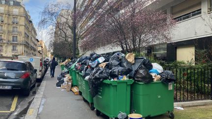 Rue du Ranelagh à Paris, les gardiens d'immeuble tentent de ranger au mieux les poubelles qui s'accumulent au bas des bâtiments. (RADIO FRANCE / MAYA BALDOUREAUX-FREDON)