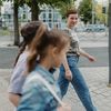 Jane, une réfugiée ukrainienne, accompagne ses filles à l'école, le 10 mai 2022, à Noisy-le-Grand (Seine-Saint-Denis). (PIERRE MOREL / FRANCEINFO)