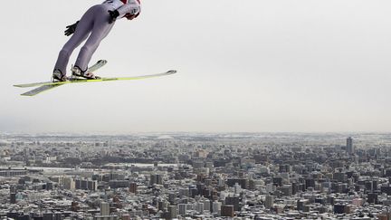 Le Polonais Kamil Stoch lors de la coupe du monde de saut &agrave; ski &agrave; Sapporo (Japon), le 29 janvier 2012. (KIM KYUNG-HOON / REUTERS)