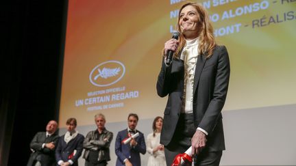 L'actrice&nbsp;Chiara Mastroianni reçoit le prix d'interprétation Un Certain Regard pour&nbsp;Chambre 212 (JULIEN WARNAND / EPA)