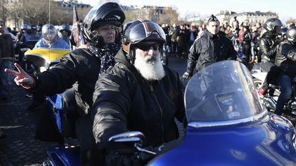 De nombreux motards ont participé à l'hommage populaire rendu à Johnny Hallyday. (STEPHANE DE SAKUTIN / AFP)