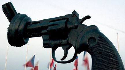 Le revolver au canon noué de Carl Fredrik  Reuterswärd, devant le siège des Nations Unies à New York
 (BEAUVIR-ANA / ONLY FRANCE)