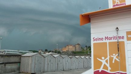 Le ciel charg&eacute; juste avant l'orage survenu &agrave; Dieppe, le 27 juillet 2013. (JUDIKAËLLE ROUSSEAU / FRANCE 3 HAUTE-NORMANDIE)