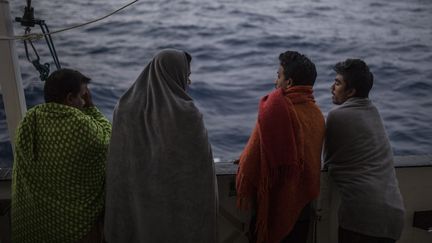 Des migrants à bord d'un navire de l'ONG Proactiva Open Arms en Méditerranée, le 1er juillet 2018. (OLMO CALVO / AFP)