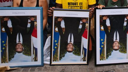 Des portraits d'Emmanuel Macron exhibés le 25 août 2019, lors d'une manifestation à Bayonne. (MARIE MAGNIN / HANS LUCAS / AFP)