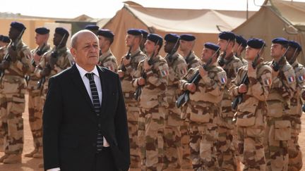 Jean-Yves Le Drian au Mali le 2 janvier 2015, lorsqu'il était ministre de la Défense. (DOMINIQUE FAGET / AFP)