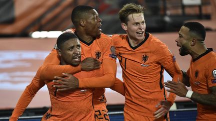 Steven Bergwijn et ses coéquipiers lors de la célébration du but inscrit par les Pays-Bas face à la Norvège, en qualifications du Mondial 2022, le 16 novembre 2021 à Rotterdam. (JOHN THYS / AFP)