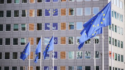 Les drapeaux européens flottent devant la Commission européenne, à Bruxelles (Belgique), le 17 octobre 2019.&nbsp; (NICOLAS ECONOMOU / NUR PHOTO / AFP)