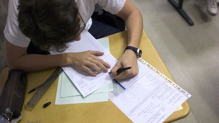 Un lyc&eacute;en participe &agrave; l'&eacute;preuve de philosophie du baccalaur&eacute;at, le 18 juin 2012, au lyc&eacute;e Lavoisier, &agrave; Paris. (FRED DUFOUR / AFP)