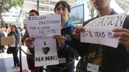 Ses SDF de l'invitation, pr&ecirc;ts &agrave; donner un rein pour assister &agrave; une projection. (LOIC VENANCE / AFP)