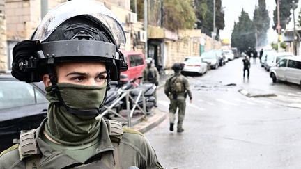 Un soldat israélien en patrouille dans la vieille ville de Jérusalem, le 12 janvier 2024. (ALBERTO PIZZOLI / AFP)