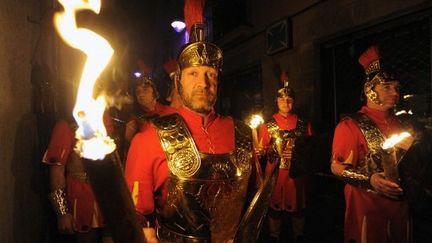 Des hommes d&eacute;guis&eacute;s en Romains participent aux processions de la Semaine sainte le 5 avril 2012 &agrave; Verges (Espagne). (LLUIS GENE / AFP)