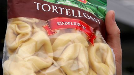 Un paquet de&nbsp;tortelloni&nbsp;pr&eacute;sent&eacute;s comme cuisin&eacute;s au b&oelig;uf dans un supermarch&eacute; Lidl &agrave; Linz (Autriche).&nbsp;Lidl a retir&eacute; des plats au b&oelig;uf qui contenaient de la viande de cheval en Su&egrave;de, Finlande, Danemark et Belgique, le 18 f&eacute;vrier 2013. (RUBRA / MAXPPP)