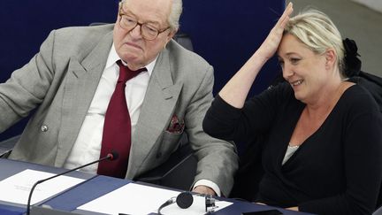 La pr&eacute;sidente du Front national Marine Le Pen (D) et son p&egrave;re Jean-Marie lors d'une s&eacute;ance de vote au parlement europ&eacute;en &agrave; Strasbourg (Bas-Rhin), le 13 juin 2012. (VINCENT KESSLER / REUTERS)