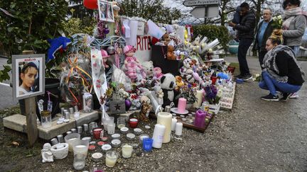 Des passants déposent des fleurs et des bougies à la mémoire de Maëlys de Araujo, le 15 février 2018 à Pont-de-Beauvoisin (Savoie). (PHILIPPE DESMAZES / AFP)