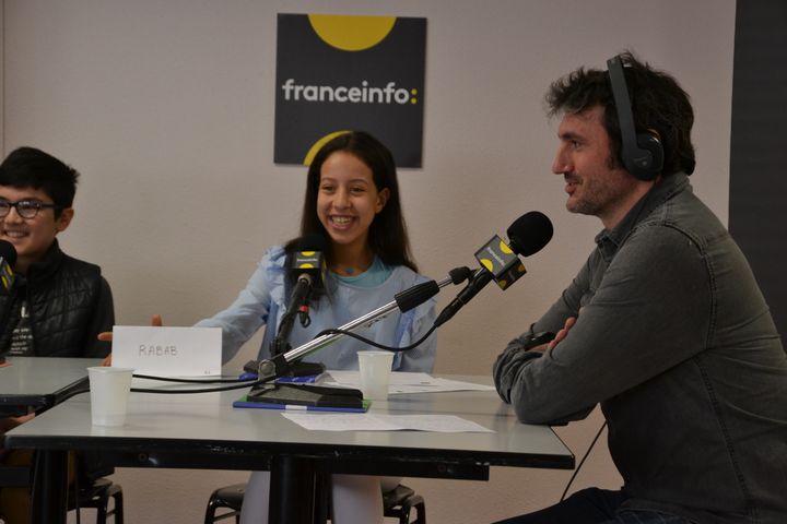 Au micro de franceinfo junior, les élèves découvrent aussi le fonctionnement d'une émission... en y participant. (ESTELLE FAURE / FRANCEINFO - RADIOFRANCE)