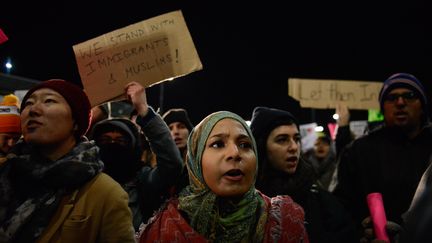 Des manifestants protestent contre&nbsp;la décision du président américain Donald Trump d'interdire l'arrivée de ressortissants de sept pays, à l'aéroport&nbsp;John F. Kennedy de New York (Etats-Unis), le 28 janvier 2017. (STEPHANIE KEITH / GETTY IMAGES NORTH AMERICA / AFP)