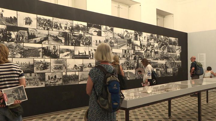 L’exposition&nbsp;Un monde à guérir&nbsp;est le fruit de plus de deux ans de recherche au sein des collections du Mouvement international de la Croix-Rouge et du Croissant-Rouge. (F. Renard / France Télévisions)