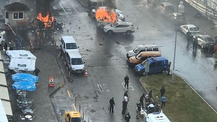 Des voitures brûlent après une explosion devant un tribunal d'Izmir, en Turquie, le 5 janvier 2017. (DHA / DOGAN NEWS AGENCY)