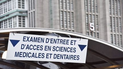 Le numerus clausus&nbsp;fixe le nombre d'étudiants formés aux professions médicales chaque année (photo d'illustration). (JEAN-LUC FLEMAL / MAXPPP)