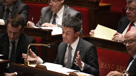 Manuel Valls est plong&eacute; dans ses dossiers lors des d&eacute;bats sur la motion de censure visant la loi Macron, &agrave; l'Assembl&eacute;e nationale, &agrave; Paris, le 19 f&eacute;vrier 2015. (MARTIN BUREAU / AFP)