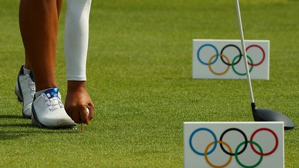 20 août 2016. La colombienne Mariajo Uribe place son tee sur le trou n° 9 durant la finale femmes des JO de Rio (SCOTT HALLERAN / GETTY IMAGES SOUTH AMERICA)