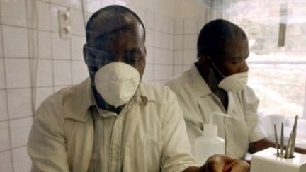 A Bukavu, en République démocratique du Congo, des pharmaciens travaillent sur une nouvelle molécule de la quinine (5 Août 2012). (AFP)