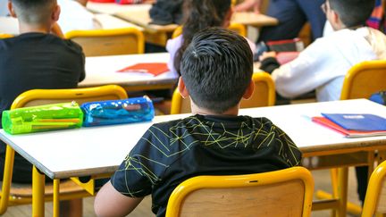 Des élèves lors de la rentrée scolaire dans une école primaire de Valence (Drôme), le 4 septembre 2023. (NICOLAS GUYONNET / HANS LUCAS / AFP)