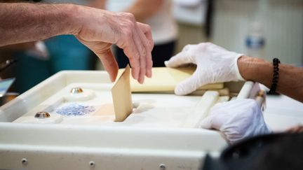 Une personne vote dans un bureau de vote à Marseille (Bouches-du-Rhône), à l'occasion des élections municipales, le 28 juin 2020.&nbsp; (CLEMENT MAHOUDEAU / AFP)