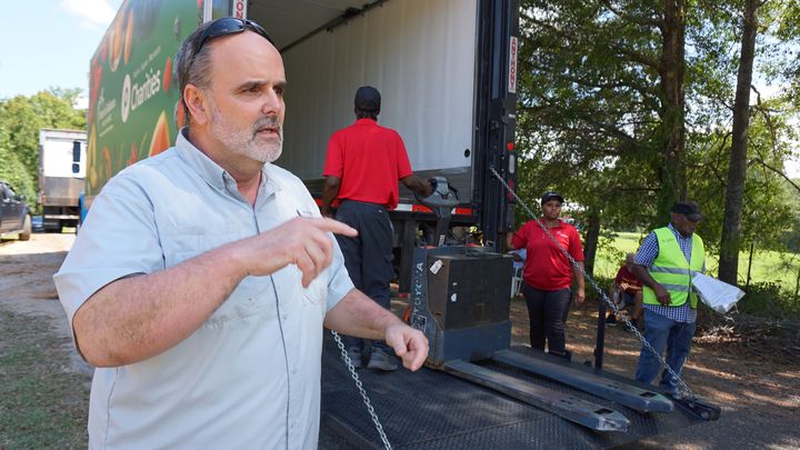 Michael Coleman salue les bénévoles avant le début d'une distribution alimentaire près de Hayneville, dans l'Alabama. (MARIE-VIOLETTE BERNARD / FRANCEINFO)