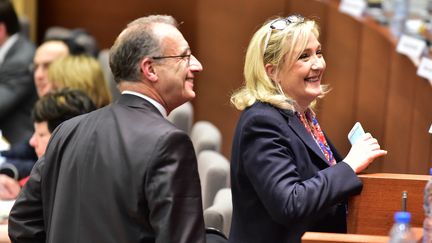 Philippe Emery (gauche), président du groupe Front national au Conseil régional des Hauts-deFrance, ci-contre avec Marine Le Pen en janvier 2016. (MAXPPP)