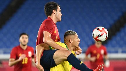 L'Espagnol Eric Garcia&nbsp;prend le dessus sur le Brésilien&nbsp;Richarlison en finale du tournoi olympique à Tokyo, le 7 août. (MARTIN BERNETTI / AFP)