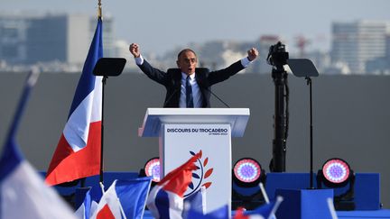 Éric Zemmour, candidat à l'élection présidentielle en 2022, en meeting au Trocadero à Paris, le 27 mars 2022. (BERTRAND GUAY / AFP)