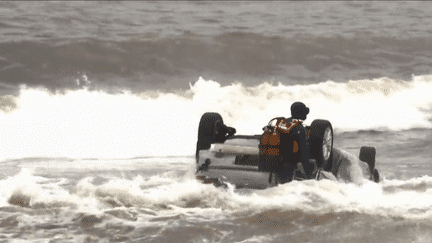 Une voiture emportée par les eaux à Sainte-Maxime (Capture d'écran France 3)