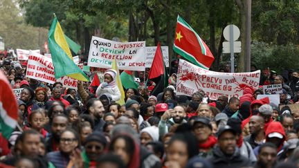 Des manifestants contre la vie chère en outre-mer, rassemblés à Paris, le 3 novembre 2024. (GEOFFROY VAN DER HASSELT / AFP)