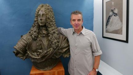 Didier Lauterborn à côté du buste d'Antonio Manoel de Vilhena,fondateur du théâtre de La Valette&nbsp; (Photo Emmanuel Langlois)