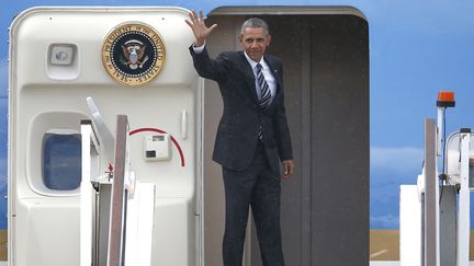 Le président américain Barack Obama salue, aux portes de Air Force One, avant son départ de l'aéroport de Stansted (Royaume-Uni), le 24 avril 2016. (PETER NICHOLLS / REUTERS)