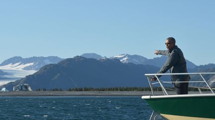 Le pr&eacute;sident am&eacute;ricain Barack Obama observe le Bear Glacier depuis un bateau, dans le parc national de Keina Fjords, en Alaska (Etats-Unis), le 1er septembre 2015. (MANDEL NGAN / AFP)