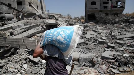 Un Palestinien insprecte une maison d&eacute;truite &agrave; Beit Hanoun, dans la bande de Gaza, aux premi&egrave;res heures d'une tr&egrave;ve, vendredi 1er ao&ucirc;t 2014. (MAJDI FATHI / NUR / AFP)