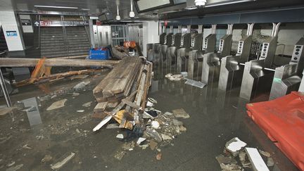 Les deux a&eacute;roports de la ville&nbsp;rouvrent progressivement. La reprise du m&eacute;tro sera, est elle, limit&eacute;e car de l'eau et des d&eacute;bris restent &agrave; &eacute;vacuer. Une reprise partielle du trafic est pr&eacute;vue jeudi. ( REUTERS)