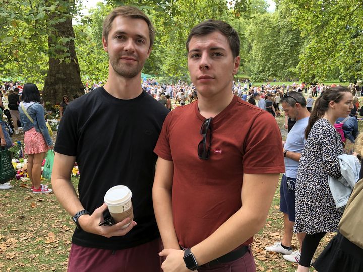 Mark et Liam sont venus rendre hommage à Elizabeth II à Green Park, à Londres, lundi 11 septembre 2022.&nbsp; (MARIE-ADELAÏDE SCIGACZ / FRANCEINFO)