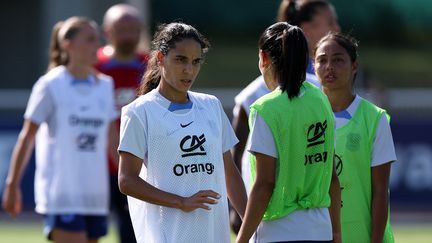 Maman depuis près d'un an, Amel Majri a fait le choix d'emmener sa fille avec elle lors de la Coupe du Monde à venir. Si cette pratique existe déjà dans d'autres sélections, c'est une grande première en Équipe de France.