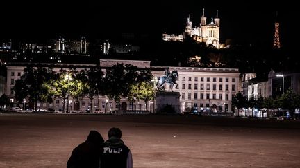 Deux adolescents profitaient de leurs derniers instants dehors quelques minutes avant le couvre-feu à Lyon (Rhône), le 17 octobre 2020.&nbsp; (JEFF PACHOUD / AFP)