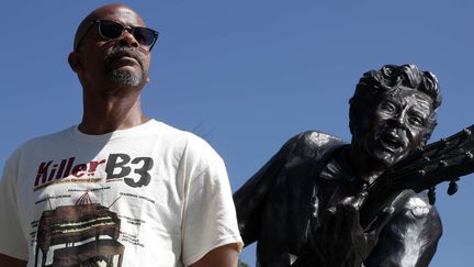 Charles Berry Jr., le fils de Chuck Berry, pose à côté de la statue de son père, à University City (St. Louis - Missouri), le 31 mai 2017 (Jeff Roberson/AP/SIPA)