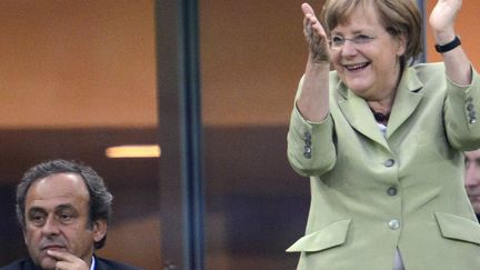 UNE VRAIE FAN DE FOOT. 
Heureuse lorsque deux clubs allemands se retrouvèrent en 2013 en finale de Ligue des champions, Angela Merkel n’a jamais caché sa passion pour le ballon rond. Assistant régulièrement à des matchs et les suivant passionnément (comme ici lors de l’ouverture du score de l’Allemagne contre la Grèce à l’Euro 2010), la Chancelière allemande a avoué, dans une interview, rêver d’inviter à dîner Vincente Del Bosque, le sélectionneur espagnol. (FABRICE COFFRINI/AFP)