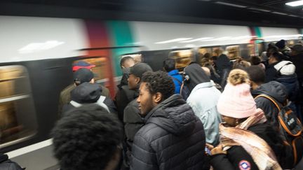 Des voyageurs sur un quai de RER à Châtelet-les-Halles, à Paris, le 9 mars 2023. (ALINE MORCILLO / HANS LUCAS / AFP)