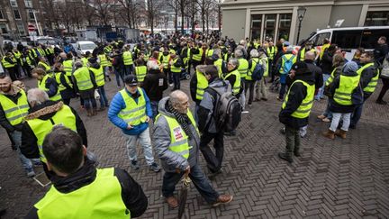 Des "gilets jaunes" néerlandais manifestent à La Haye (Pays-Bas) contre le coût de la vie et l'augmentation du prix des carburants, le 1er décembre 2018.&nbsp; (NIELS WENSTEDT / AFP)