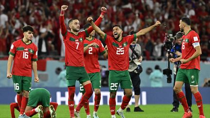 La joie des Marocains, qualifiés en quarts de finale du Mondial pour la première fois de leur histoire, le 6 décembre 2022. (JAVIER SORIANO / AFP)